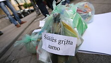 Kazoki&scaron;kių sąvartyno kaimynai grąžino &scaron;iuk&scaron;les Vilniui.