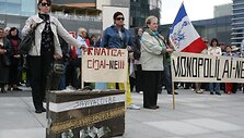 Protesto akcijos - taip pat galimas tramplinas į rinkimus. Savivaldybėje kalbama, kad Kalvarijų turgavietės prekeivius ginantys profsąjungos ir visuomeninio judėjimo &bdquo;Mūsų reikalas&ldquo; atstovai ruo&scaron;ia sau dirvą dalyvauti savivaldos rinkimuose.