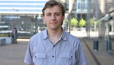 J.Juodka merui paruo&scaron;ė dovaną &ndash; knygą apie etiketą ir bendravimą su kolegomis.