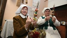 Verbų ry&scaron;imas, anot Čekoni&scaron;kių tautodailininkių J.Norkūnienės (k.) ir T.Michalkevič, reikalauja ne tik kūrybingumo, bet ir daug darbo &ndash; tai visų metų veikla.