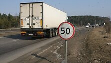 Nors važiavimo greitis tiltu ribojamas, i&scaron;vengti duobių neįmanoma.