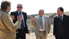 J.Pinskus (k.) su kitais savivaldybės atstovais apžiūrėjo Kazoki&scaron;kių sąvartyną, kurio pirmoji sekcija jau užpildyta.