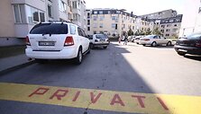 Gabijos g. 87 namo gyventojai nuo svetimų automobilių ginasi savavali&scaron;kai nupie&scaron;ta geltona juosta.