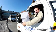 Mikroautobusų vairuotojai savivaldybės pažadų pratęsti sutartis dar negirdėjo. Jų rankose &ndash; tik įspėjimai, kad nuo naujųjų metų darbo nebeturės.