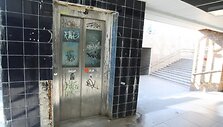 Požeminėje perėjoje &scaron;alia Europos aik&scaron;tės įrengtas liftas atrodo klaikiai.