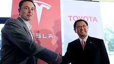Elon Musk ir Akyio Toyoda