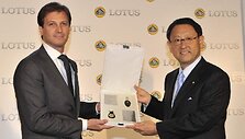 &bdquo;Lotus&ldquo; padovanojo automobilį &bdquo;Toyota&ldquo; vadovui