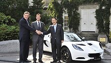 &bdquo;Lotus&ldquo; padovanojo automobilį &bdquo;Toyota&ldquo; vadovui