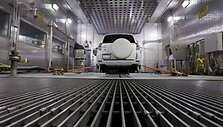 &bdquo;Toyota RAV-4&ldquo; elektromobilis su &bdquo;Tesla&ldquo; inžinerija