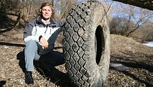 &bdquo;Tokias sunkvežimių padangas privaloma utilizuoti, jų sandara kitokia nei paprastų padangų. Jei jos susidėvi, autoservisai privalo jas priimti&ldquo;, &ndash; sakė M.Tarvydas, netoli Užupio radęs sunkvežimio padangą, kurią sunku net paridenti.
