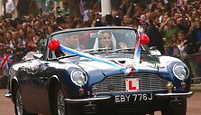 Princas Williamas ir jo i&scaron;rinktoji Kate Middleton vestuves paliko &bdquo;Aston Martin DB6 Volante&ldquo; automobiliu