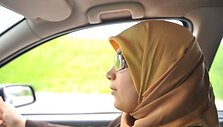 Sėsti prie vairo Saudo Arabijoje moterys gali tik privačiuose keliuose tarp gyvenamųjų rajonų