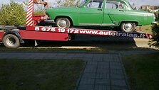 Puspriekabėje gabenamas automobilis