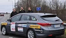 Kelionės dalyviai prie &bdquo;Hyundai i40&ldquo;