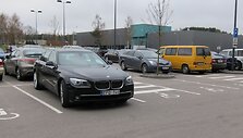 Tomo Kučinsko vairuojamas BMW neįgaliesiems skirtoje vietoje