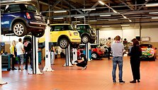 MINI vairuotojai i&scaron;bandė jėgas MINI automobilių servise