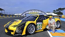 Egidijus Gužauskas prie savo sukurtu dizainu nudažyto lenktyninio &bdquo;Ferrari&ldquo; automobilio