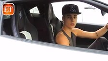 Justinas Bieberis vidury gatvės ai&scaron;kinosi santykius su paparacu