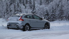 &bdquo;Volvo V40 Cross Country&ldquo; įstrigo pusnyje