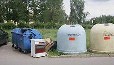 Kai kurie gyventojai stambiagabarites atliekas palieka tiesiog prie konteinerių.
