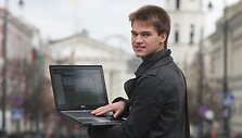 Vienas i&scaron; elektroninės parduotuvės akcininkų J.Laukaitis įsitikinęs, jog tam, kad pasiektum tikslą, diplomas nebūtinas. O patirties ir žinių jis ie&scaron;ko kalbėdamas su įvairių sričių specialistais, skaitydamas knygas.
