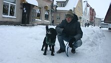 Klaipėdietis Giedrius, turintis augintinį Čarlį, poros jam ie&scaron;koti negalės &ndash; naujosios taisyklės namuose leis laikyti tik vieną suaugusį &scaron;unį.