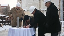 Ceremonijos dalyviai pasira&scaron;ė trijuose lai&scaron;ko ateities klaipėdiečiui egzemplioriuose.