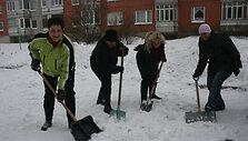 L.&Scaron;ukytė (pirma i&scaron; kairės) su būriu kaimynų į talką i&scaron;siruo&scaron;ė nuo ankstaus ryto, esą, tai ne pirmi metai, kai jie savo kiemą nuo sniego i&scaron;sivalo patys. 