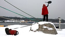 Kalėdų proga specialiu kostiumu pasipuo&scaron;ęs berniukas su &scaron;uneliu paskutinykart mojo sausio 6 d.