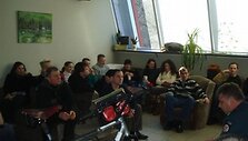 Kelių policijos pareigūnai dviratininkams ai&scaron;kino apie saugų eismą.