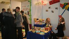 Mugėje jaunieji verslininkai pristatė įvairią savo rankomis kurtą produkciją.