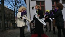 Nedradicine akcija moteris pamalonino improvizacijų teatro aktoriai. 