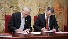 Sutarties pasira&scaron;ymo akimirka. I&scaron; kairės: KU rektorius Vladas Žulkus ir &bdquo;Klaipėdos nafta" generalinis direktorius Rokas Masiulis. 