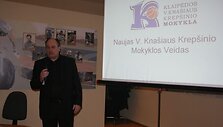 S.Kaupys pristatė naująjį V.Kna&scaron;iaus krep&scaron;inio mokyklos ženklą.