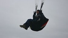 Parasparnio pilotas manevruoja ore.