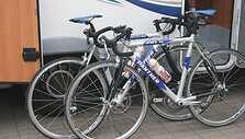Lietuvoje surinkti dviračiai, kuriais vaikinai sieks rekordo.