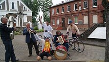 Darbėnų miestelyje dviratininkus sutiko visa kaimo kapela. 