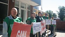 Alaus daryklos darbuotojai piketavo dėl to, kad teismas nukėlė streiko datą.