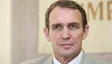 A.Juozaitis primena Lietuvoje mėgstamą pasakymą &ndash; &bdquo;kieno vežime važiuoji, to giesmę ir giedi&ldquo;.
