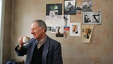 Romualdas Rakauskas pasakoja jaunystėje buvęs spaudžiamas &bdquo;surimtėti&ldquo; &ndash; nuo poetizmų pereiti prie &bdquo;kažko rimtesnio&ldquo;.
