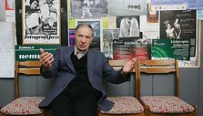 Romualdas Rakauskas pasakoja jaunystėje buvęs spaudžiamas &bdquo;surimtėti&ldquo; &ndash; nuo poetizmų pereiti prie &bdquo;kažko rimtesnio&ldquo;.