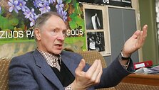 Romualdas Rakauskas pasakoja jaunystėje buvęs spaudžiamas &bdquo;surimtėti&ldquo; &ndash; nuo poetizmų pereiti prie &bdquo;kažko rimtesnio&ldquo;.