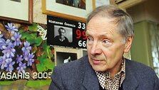 Romualdas Rakauskas pasakoja jaunystėje buvęs spaudžiamas &bdquo;surimtėti&ldquo; &ndash; nuo poetizmų pereiti prie &bdquo;kažko rimtesnio&ldquo;.