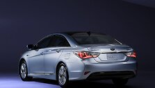 &bdquo;Hyundai Sonata&ldquo; hibridas i&scaron;vydo dienos &scaron;viesą
