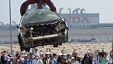 &bdquo;Honda&ldquo; automobilis keliamas į presavimo ma&scaron;iną
