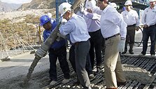 Meksikos prezidentas Felipe Calderonas (centre)