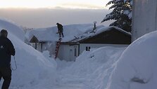 Nuo namo stogo valomas sniegas