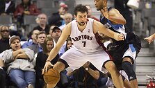 Andrea Bargnani (kairėje) ir Anthony Randolphas