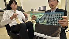Shigeomi Koshimizu laiko jutiklių plėvelę.