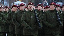 Karių rikiuotė prie Seimo